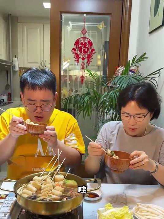 韩国妹夫做的鱼饼火锅，汤鲜味美、软糯弹牙，真的很好吃