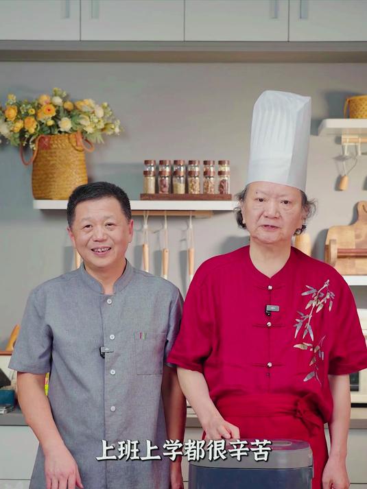 电饭煲葱油鸡做法简单，鸡皮金黄，葱香诱人，家常美味