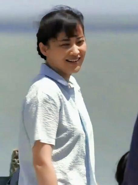 安杰见姐夫在船上打鱼,和之前那个骄傲的欧阳判若两人