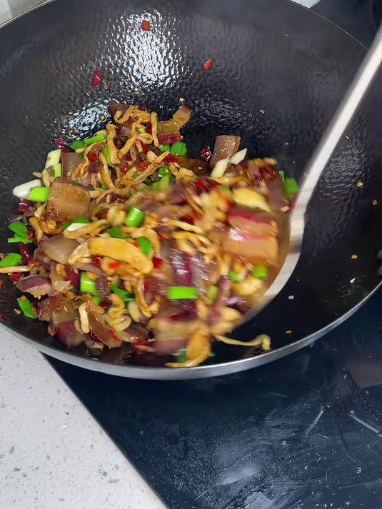 百吃不腻的萝卜干炒腊肉，脆爽的萝卜干吸满了炒腊肉的油真的巨好吃！巨下饭！