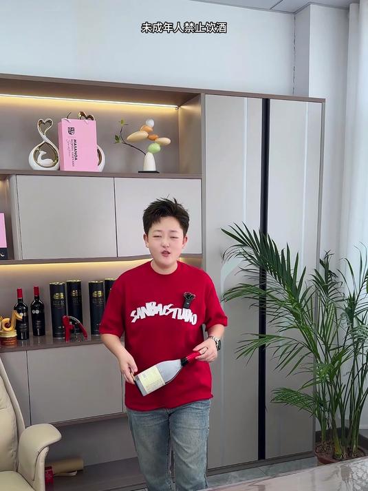 夏天肚子大的福音来啦清凉爽口的白葡萄酒冰镇一下简直不要太爽！