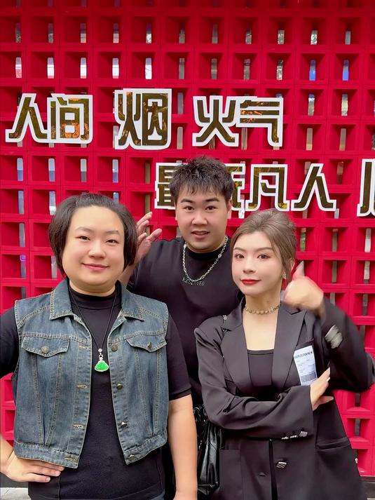 在牛肉火锅店和粉丝吃饭,帝王蟹管够,彻底实现海鲜自由