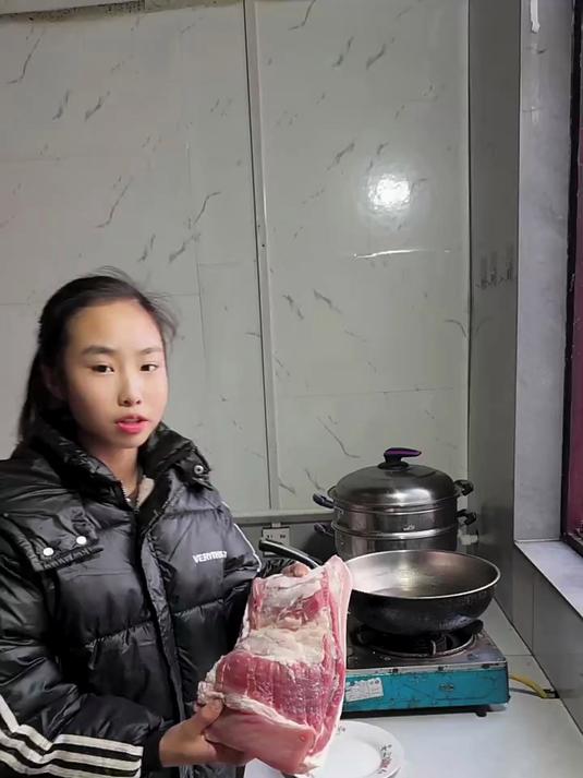 别看年龄不大做饭轻车熟路,宝塔肉就刀切这几圈够我练几年的