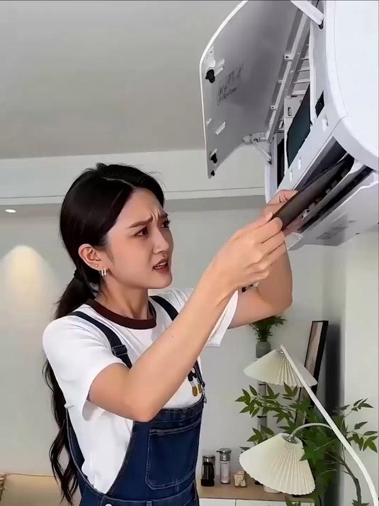 自己动手洗空调，免拆洗泡沫喷进蒸发器，脏水流干！#空调清洁#