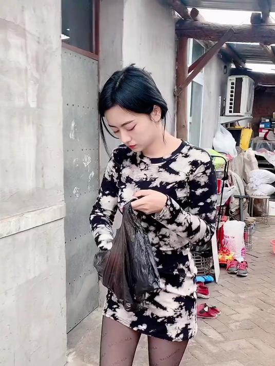 猪烂蹄子好几天没吃食了 今天才吃了点白菜