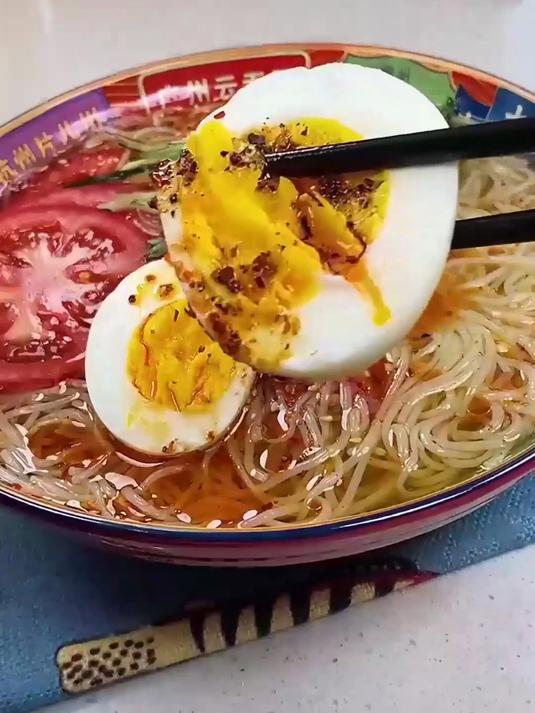 东北大冷面，面条筋道，配着泡菜香
