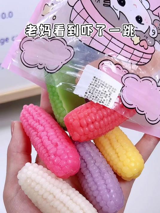一起来吃个彩色玉米吧!其实是玉米造型的蜡瓶糖啦!别说还怪好吃