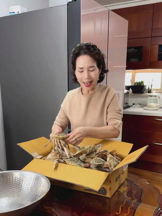 韩国婆婆今天用木屑螃蟹做螃蟹海鲜汤～