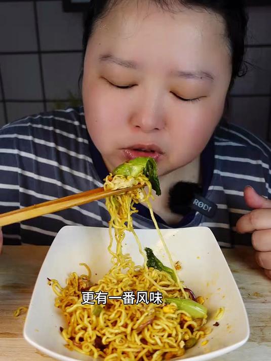 挑战一天只吃泡面