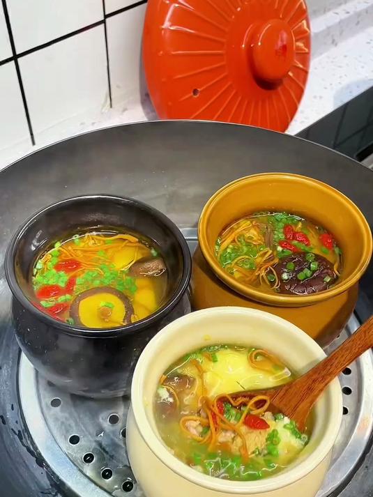 用瓦罐做的山药肉饼汤,汤鲜味美