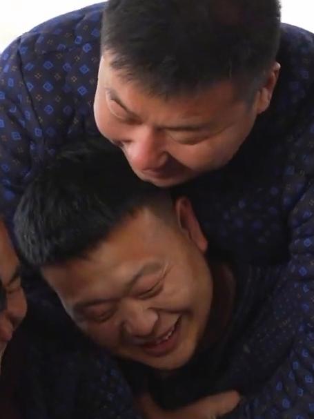 兄弟们都来帮忙了,炖个猪头鸿运当头,炒公鸡炖母鸡大吉大利