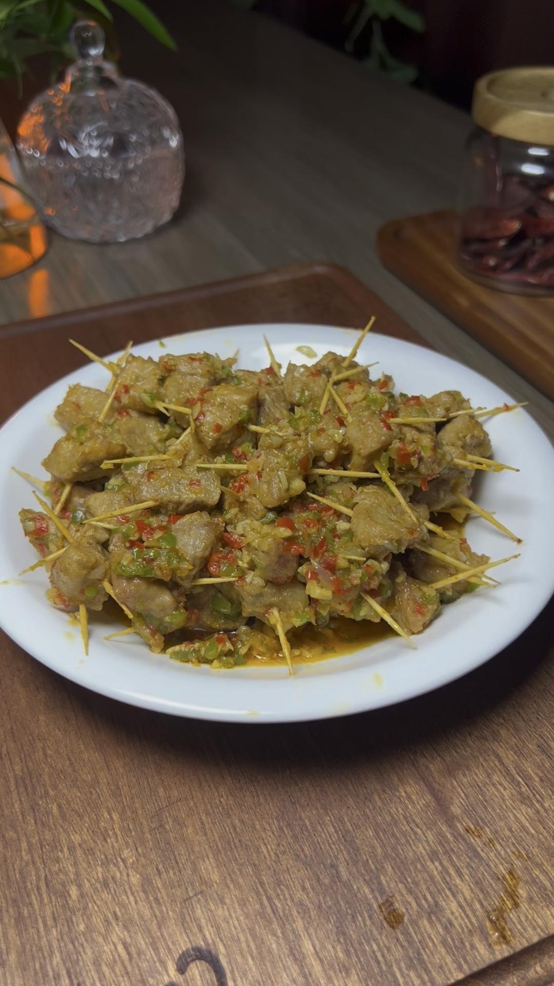 把新鲜梅花肉放进可乐里泡一泡,做出来比烧烤还好吃,香辣过瘾上桌就抢光了#牙签牛肉