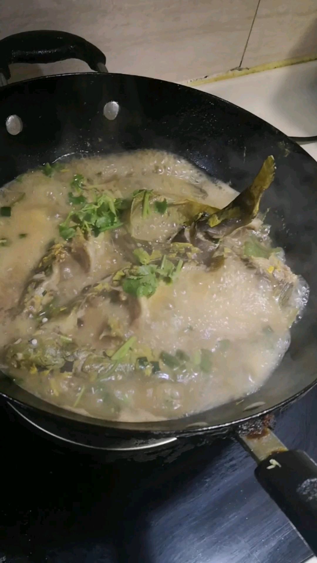 鲜汤黄骨鱼,做法方便简单,四条一会全吃完。