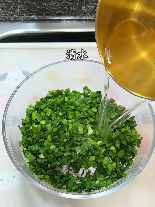 潮汕美食韭菜薯粉烙,Q弹软糯蘸上辣椒酱真的太好吃了