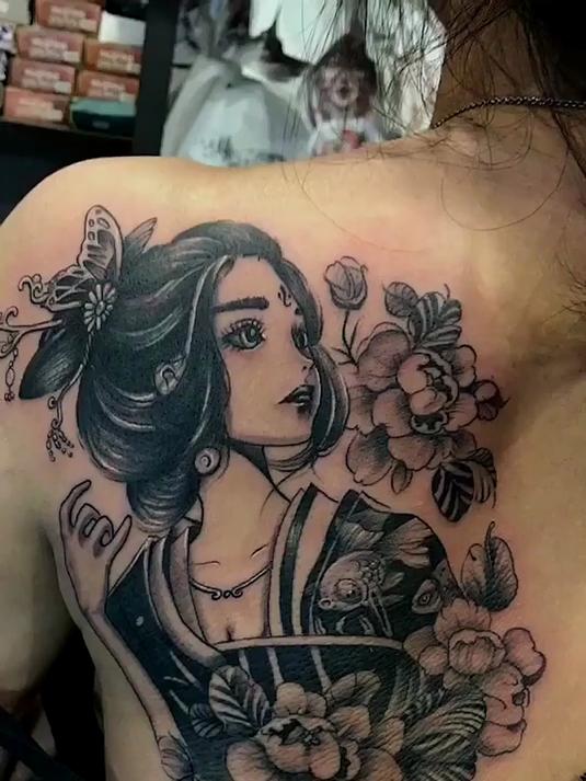 小姐姐后背纹身,实在是个性,你喜欢有纹身女孩吗