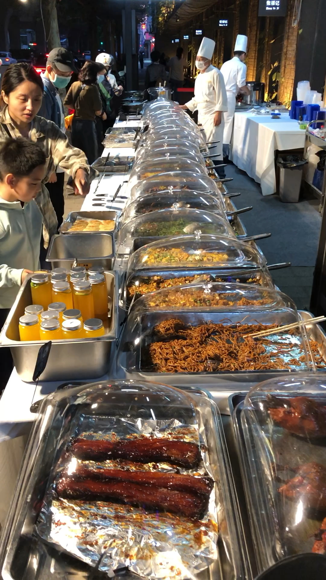 张福记也摆摊卖菜了,菜品丰富,好吃又不贵,食客络绎不绝!