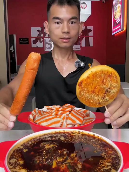 爆辣麻辣烫炸串蟹排吃起来,太爽了