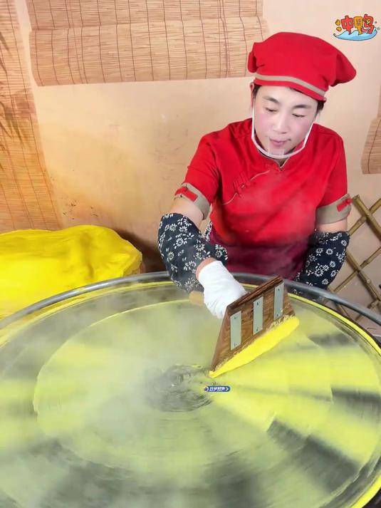 香软可口的粗粮煎饼，卷菜卷肉咬上一口又软又香特别满足，简直了