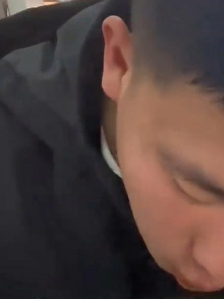 男友喜欢将爱吃的东西留到最后吃,女生想逗男友 将鸡腿夹走!