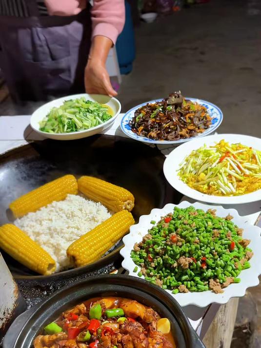 涮一把脆嫩的小菜秧，加点猪油炒一盘，又香又好吃