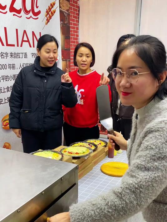 新鲜出炉9.9手工披萨,口感绝佳,操作简单又方便