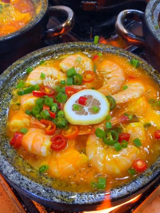 石锅鸡焖鱼,鸡腰子和大虾一起焖,浇上香辣红油和金汤,满屋飘香