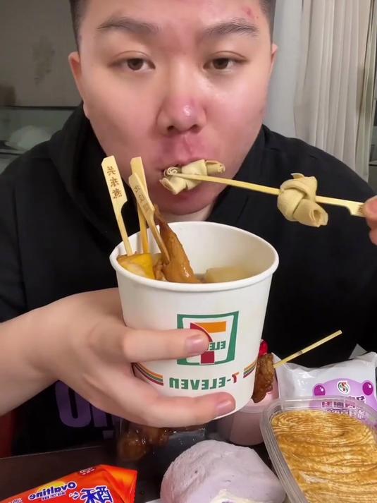 深夜清空711便利店,抹茶味梦龙,关东煮