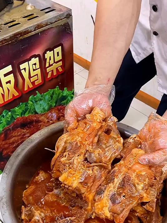 铁板鸡架摆摊赚钱吗?秘制底料味道正宗,顾客排队回头率高!
