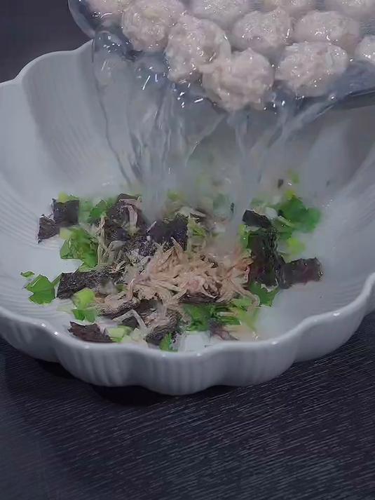 丸子汤在家这样做汤鲜味美，太好吃了