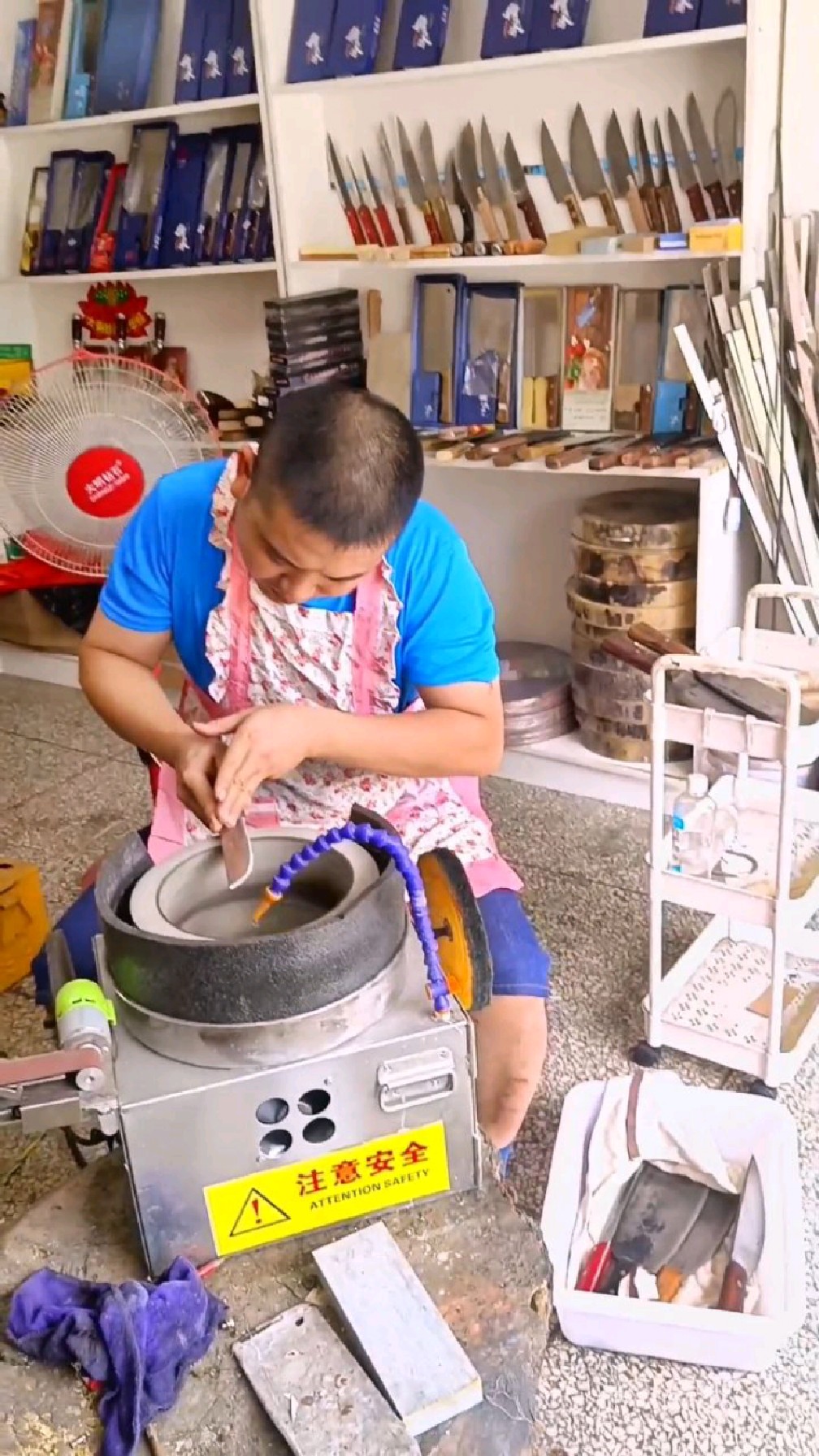 猪肉分割剔骨刀钝了快速水磨。#磨菜刀老手艺新方法#磨刀#磨刀