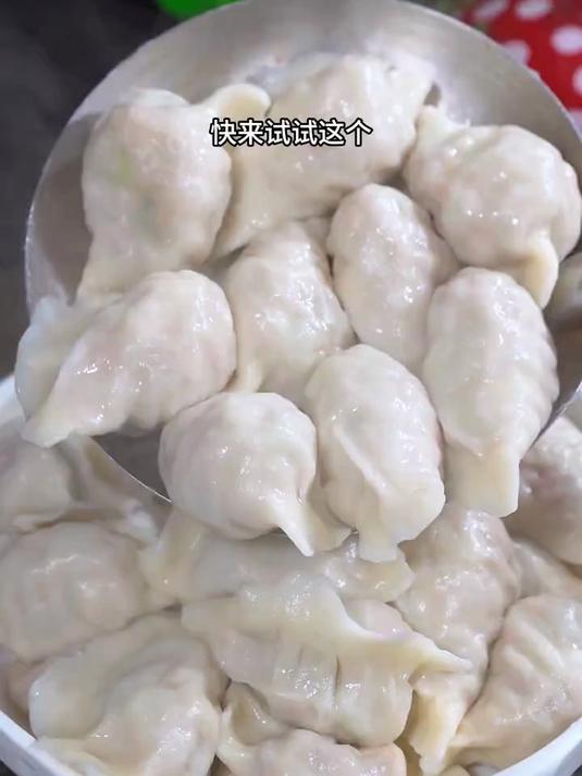 茄子素馅水饺这样做，薄皮大馅鲜嫩可口