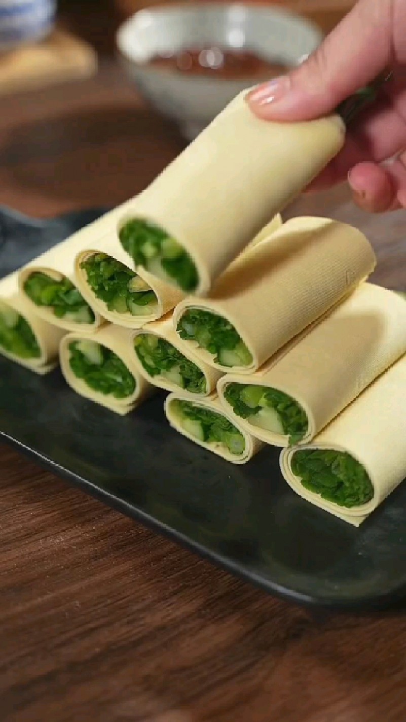东北干豆腐卷大葱、香菜,黄瓜,再蘸黄豆酱,嘎嘎好吃