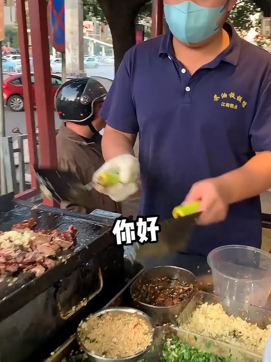 街边最近很火的茶油铁板鸭!话说在铁板上过一遍到底有啥用?