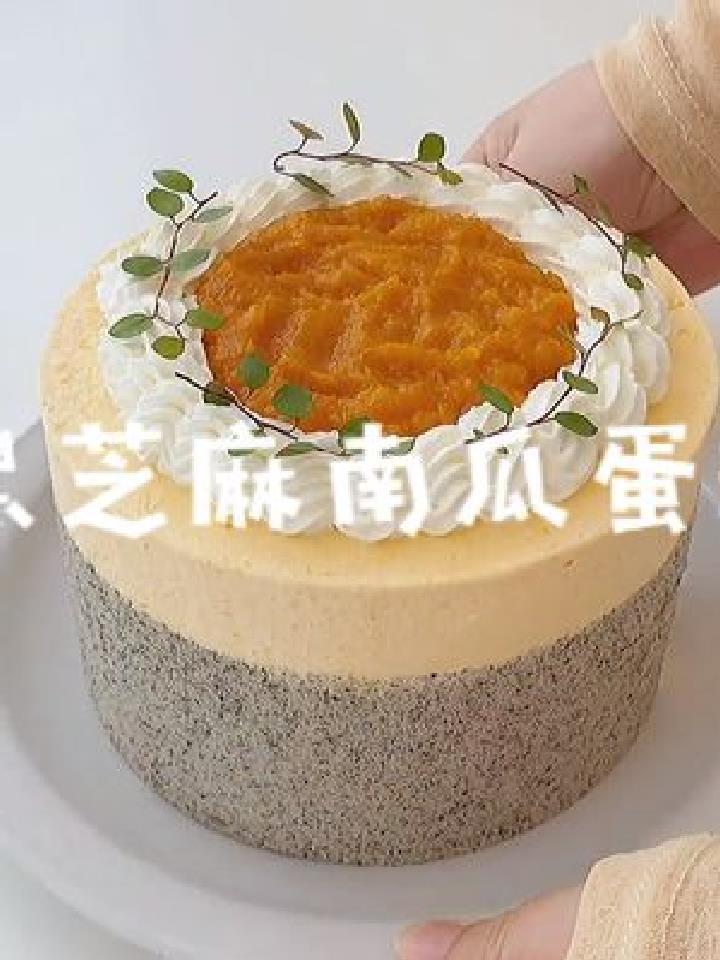 用妈妈买的老南瓜做了一款黑芝麻南瓜蛋糕,养生又好吃的搭配~
