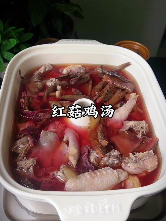 福建特色红菇鸡汤，不加1滴水，炖出的汤很鲜美很营养，入秋滋补