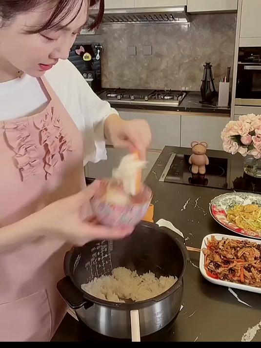 超下饭的鱼香肉丝配蒜黄炒蛋,香蕉蓝莓奶昔～
