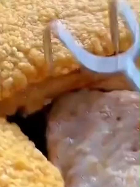 广西人有自己的菠萝包!女生自制扣肉,炸出超完美虎皮!