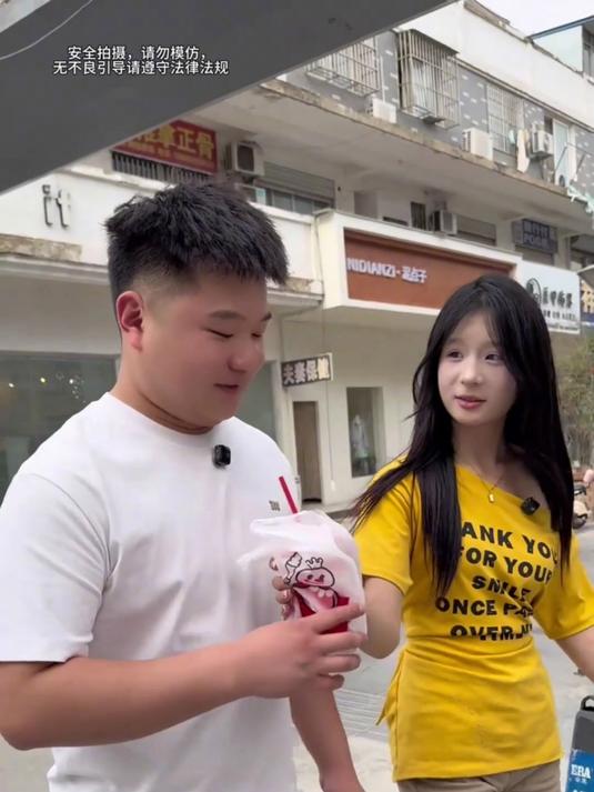 我在路边相遇了一位06小妹后来一起喝了奶茶一起唱了歌还跳了舞！