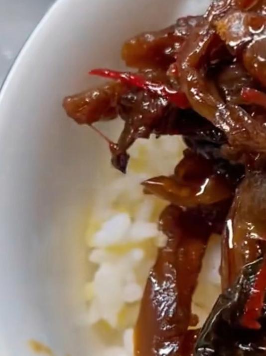 谁能拒绝这碗酱烧茄子干辣椒盖饭啊
