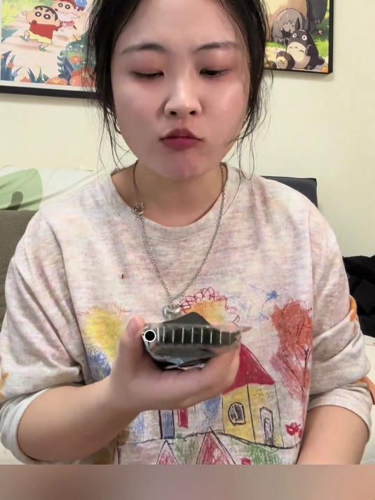全国统一的童年吃零食姿势!海苔直接怼嘴、火腿肠咬扯撕
