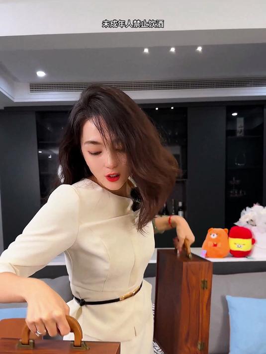 花梨木纹礼盒直接送给大家~搭配两瓶法国进口的干红葡萄酒