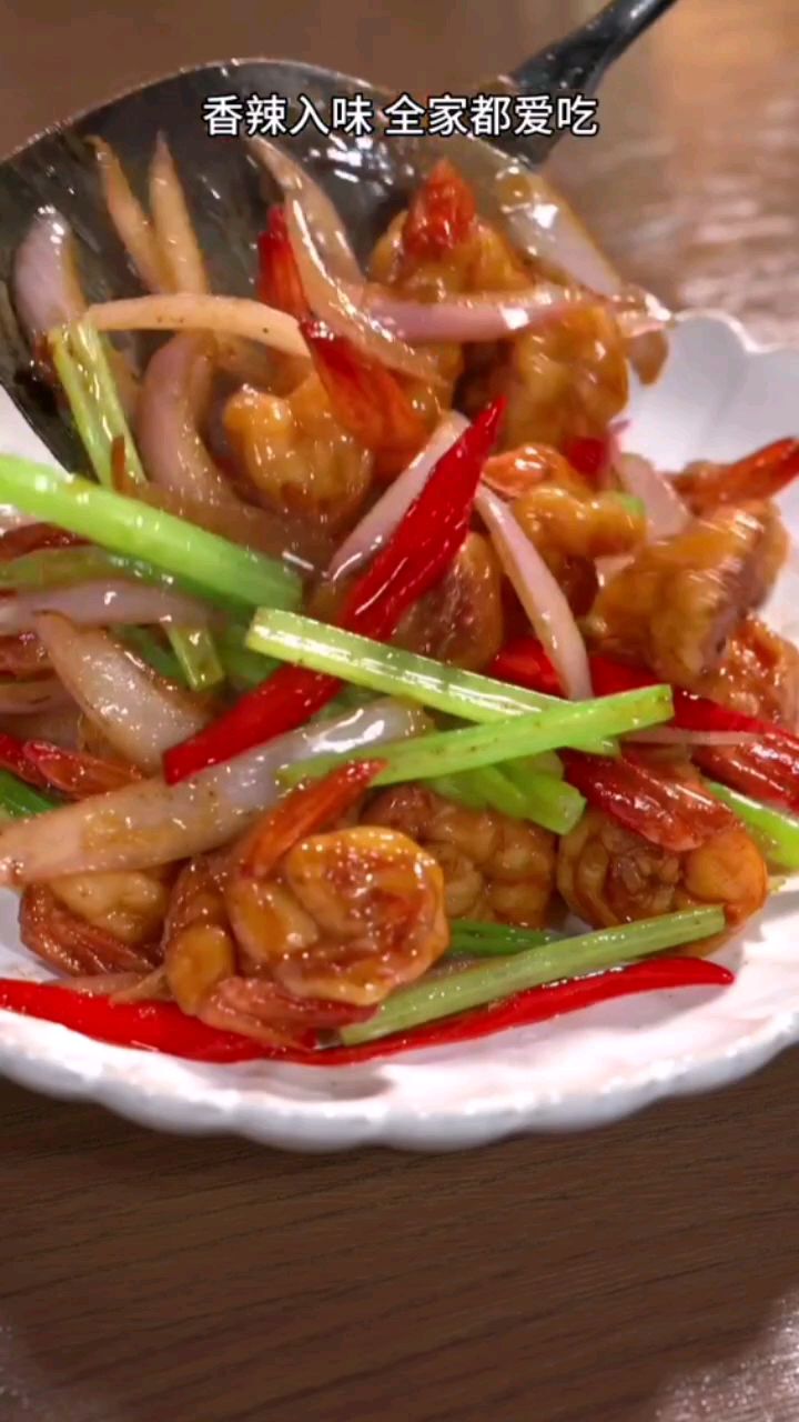 西芹洋葱炒虾仁,营养丰富又好吃 ,你也试试吧