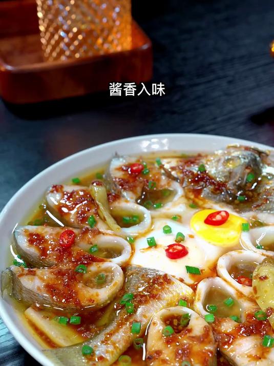 黄鱼买回来不要老是清蒸或红烧了，像我这样做个酱椒的