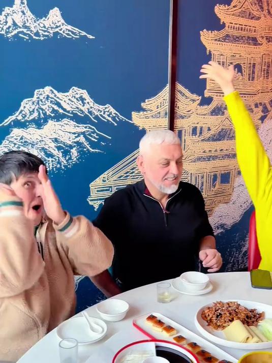 老丈人刚落地,第二天就要带他吃北京烤鸭!然后出发回老家过年
