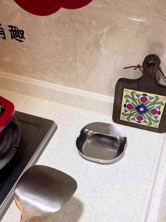 空间大师来袭！这个置物架让厨房台面秒变整洁，备菜超高效