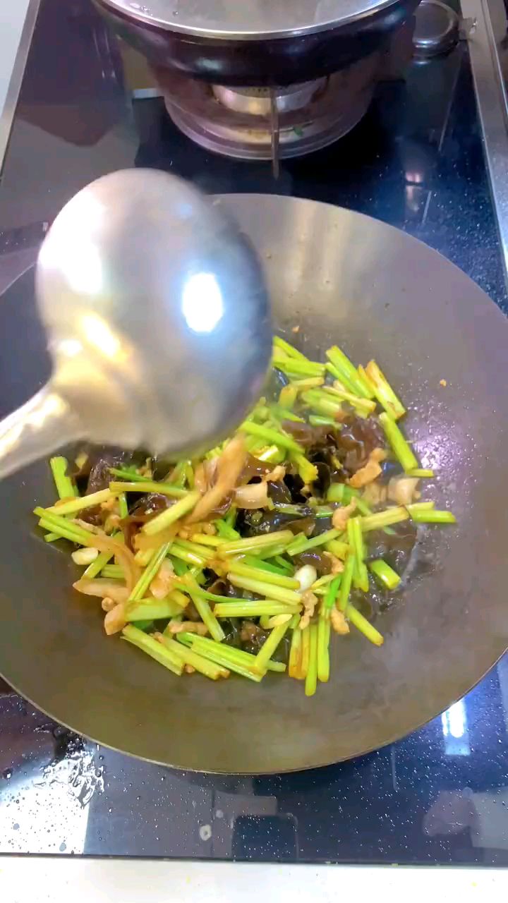 芹菜木耳炒肉
