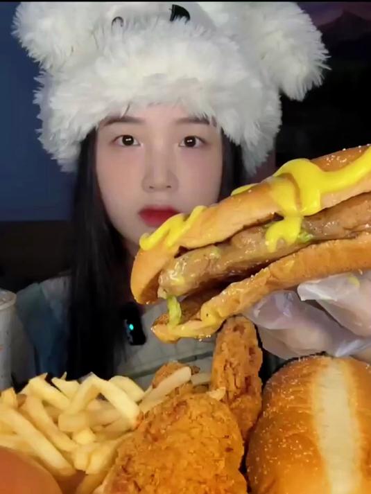 麦门集合汉堡薯条炸鸡局大口吃汉堡也太爽了吧
