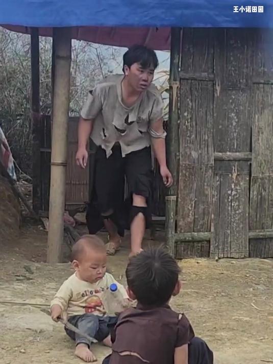 强哥和小凯吃上了白米饭,但是没有菜呀