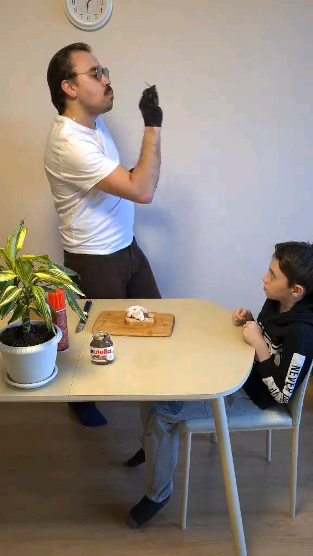 逗比老爸给儿子做蛋糕,看的熊孩子一脸懵逼