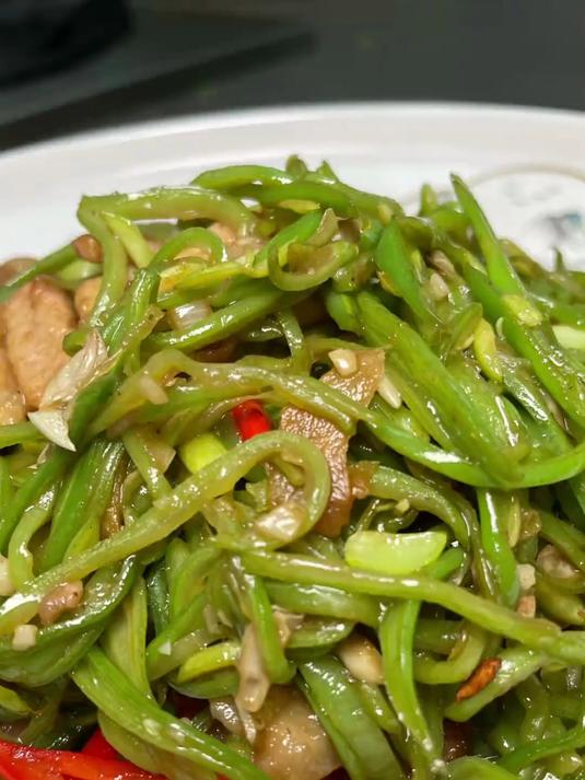 豆角丝在家炒制时,注意不要加水,以保持豆角的脆嫩口感